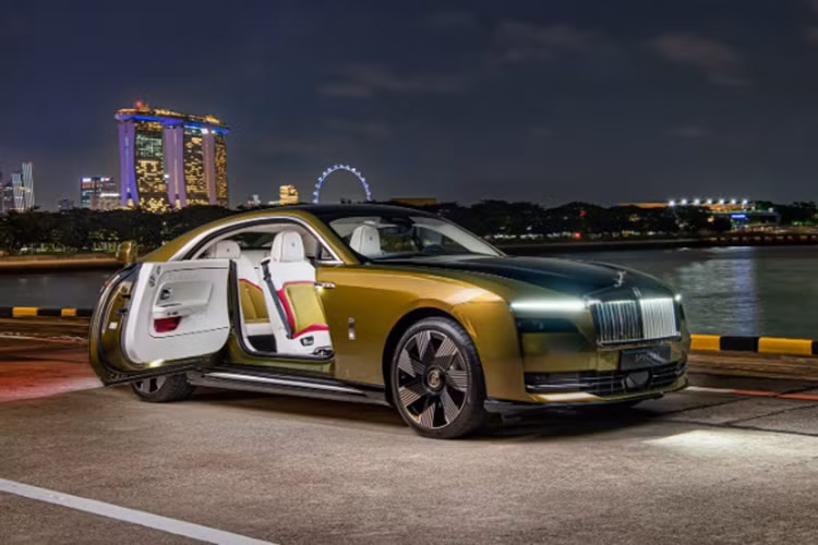 1 ưu điểm nữa của Rolls-Royce Spectre là khách hàng không lo giá xăng tăng hay giảm, bởi vì xe sử dụng hệ truyền động hoàn toàn bằng điện. Cụ thể, xe sở hữu động cơ điện, sản sinh ra công suất tối đa lên đến 577 mã lực và mô-men xoắn 900 Nm.