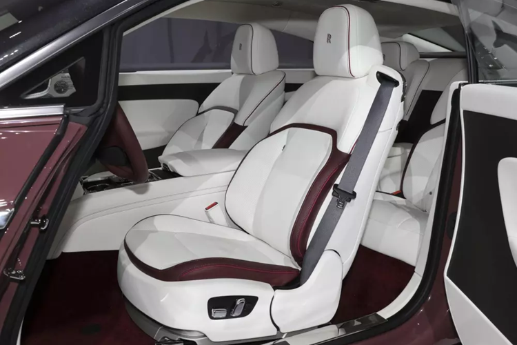 Rất ấn tượng là chỉ sau hơn 1 năm ra mắt trên thế giới, Rolls-Royce Spectre đã về Việt Nam nhưng chưa rõ theo diện tạm nhập tái xuất, hay là xe dành cho khách đặt mua.