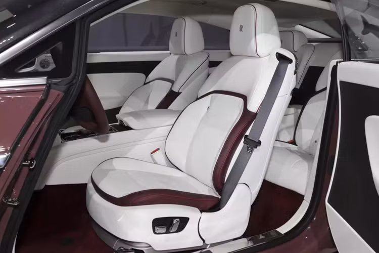 Rất ấn tượng là chỉ sau hơn 1 năm ra mắt trên thế giới, Rolls-Royce Spectre đã về Việt Nam nhưng chưa rõ theo diện tạm nhập tái xuất, hay là xe dành cho khách đặt mua.