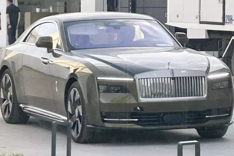 Rolls-Royce là 1 thương hiệu xe siêu sang nổi tiếng với các mẫu xe quý tộc, giá đắt đỏ và động cơ dung tích siêu lớn, cũng là 1 trong các hãng xe bị đánh thuế cao nhất khi nhập xe về nước ta. Tuy nhiên, giờ đây ãng xe Anh quốc đã bước sang trang mới khi lần đầu tiên sản xuất xe điện và Rolls-Royce Spectre 2023 mới là chiếc đầu tiên.
