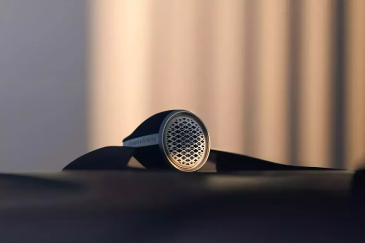 Nằm bên trong thân vỏ của Volvo EM90 là cơ sở gầm bệ SEA của tập đoàn Geely. Tuy nhiên, khác với Zeekr 009, mẫu MPV mang thương hiệu Volvo chỉ dùng 1 mô-tơ điện nằm trên cầu sau với 1 công suất tối đa 268 mã lực.