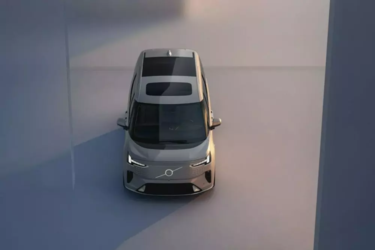 ... và màn hình giải trí 15,6 inch treo trên trần để phục vụ hành khách ở 2 ghế này. Ngoài ra, mẫu MPV hạng sang này còn có nhiều màn hình đa chức năng và bề mặt thông minh khác bên trong xe.