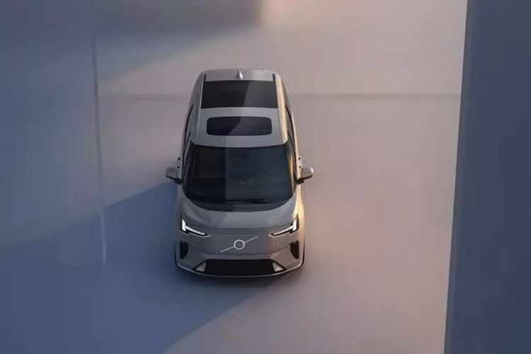 ... và màn hình giải trí 15,6 inch treo trên trần để phục vụ hành khách ở 2 ghế này. Ngoài ra, mẫu MPV hạng sang này còn có nhiều màn hình đa chức năng và bề mặt thông minh khác bên trong xe.