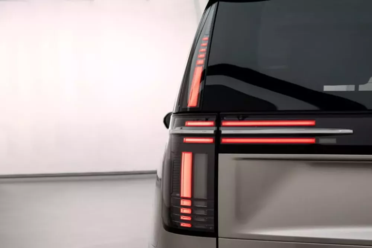 Không hổ danh là một thành viên của gia đình Volvo, EM 90 được trang bị hàng loạt tính năng trợ lái nâng cao nhờ sự xuất hiện của các cảm biến, camera độ nét cao, camera quan sát toàn cảnh, radar sóng milimet và radar siêu âm.