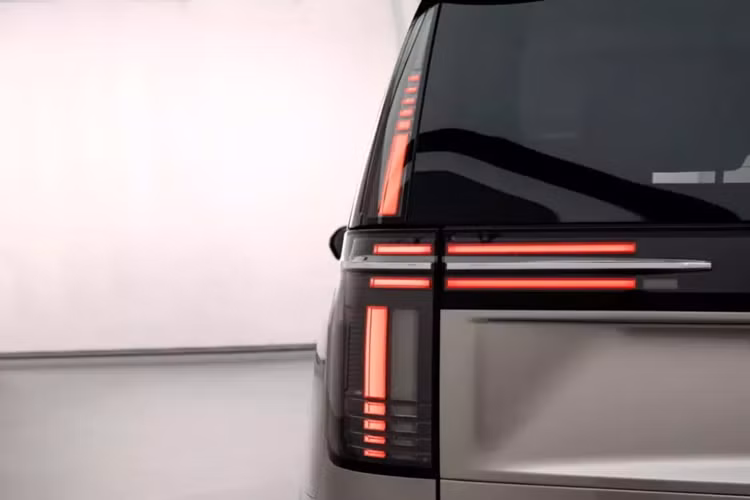 Không hổ danh là một thành viên của gia đình Volvo, EM 90 được trang bị hàng loạt tính năng trợ lái nâng cao nhờ sự xuất hiện của các cảm biến, camera độ nét cao, camera quan sát toàn cảnh, radar sóng milimet và radar siêu âm.