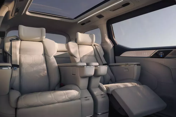 Trong khi đó, trước mặt người lái xuất hiện mặt táp-lô có thiết kế tối giản nhưng hiện đại, theo đúng phong cách Scandinavia. Tại đây, xe được trang bị bảng đồng hồ kỹ thuật số nhỏ gọn...