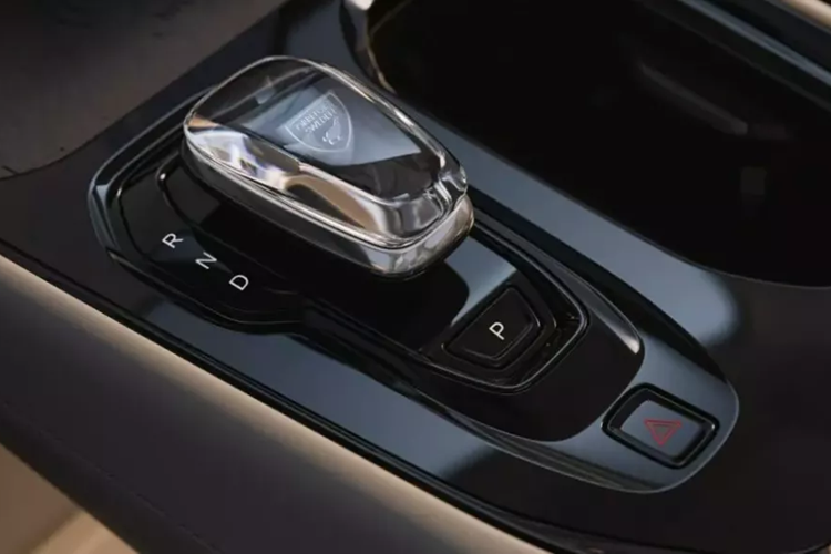 Cụm pin của Volvo EM90 là loại niken mangan coban (NMC) do CATL sản xuất với dung lượng 116 kWh. Thời gian nạp pin từ 10-80% bằng bộ sạc nhanh được khẳng định là chưa đến 30 phút.