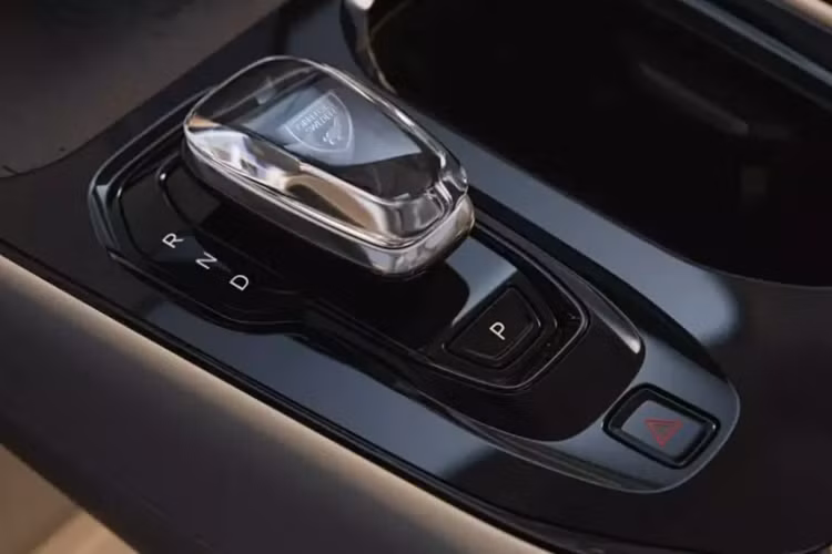 Cụm pin của Volvo EM90 là loại niken mangan coban (NMC) do CATL sản xuất với dung lượng 116 kWh. Thời gian nạp pin từ 10-80% bằng bộ sạc nhanh được khẳng định là chưa đến 30 phút.