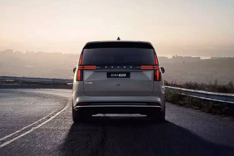 Bên trong Volvo EM90 là không gian nội thất 3 hàng ghế với cấu hình chỗ ngồi 2+2+2. Ở giữa xe là 2 ghế thương gia với đủ tính năng ngả chỉnh điện, sưởi và làm mát. Bên cạnh đó, hãng Volvo còn bố trí bàn gấp, bệ đỡ bắp chân...