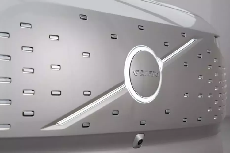 Sau khi sạc đầy pin, mẫu MPV đầu tiên của Volvo có thể chạy đến 738 km theo chu trình thử nghiệm CLTC. Xe cũng có công nghệ sạc 2 chiều, cho phép tận dụng pin của EM90 để sạc cho các ô tô điện hoặc thiết bị khác.