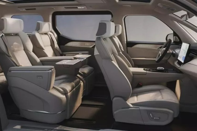 Theo hãng Volvo, chỉ cần bật công tắc hoặc dùng câu lệnh, bạn có thể biến nội thất của EM90 thành "rạp hát, phòng họp hoặc thậm chí phòng ngủ". Các màn hình, hệ thống ghế, cửa sổ, điều hòa và đèn bên trong xe sẽ được điều chỉnh để phù hợp với nhu cầu sử dụng của hành khách.