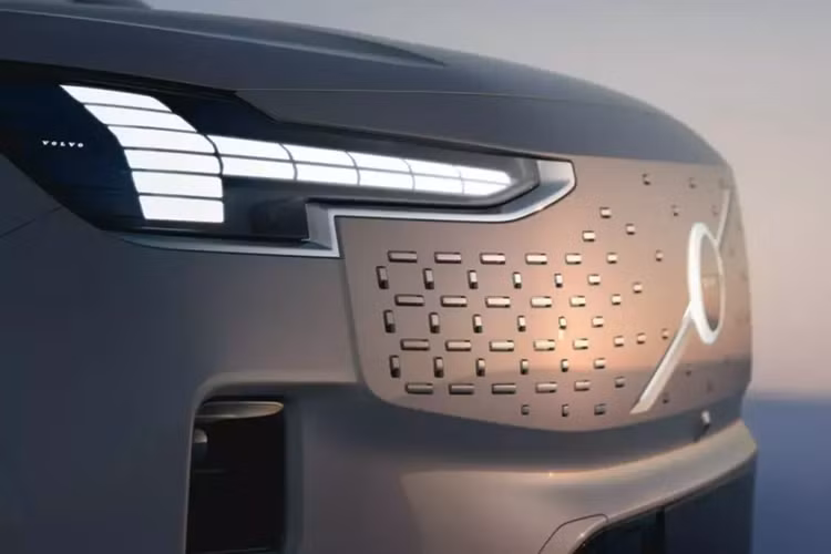 Để giúp người dùng dễ phân biệt với Zeekr 009, hãng Volvo đã điều chỉnh một số chi tiết thiết kế của EM90. Cụ thể, mẫu xe MPV Volvo EM90 sở hữu lưới tản nhiệt đóng kín, cụm đèn pha LED hình búa Thor cách điệu đặc trưng... cản trước tích hợp hốc gió trung tâm khá rộng và hốc đèn sương mù nằm dọc.