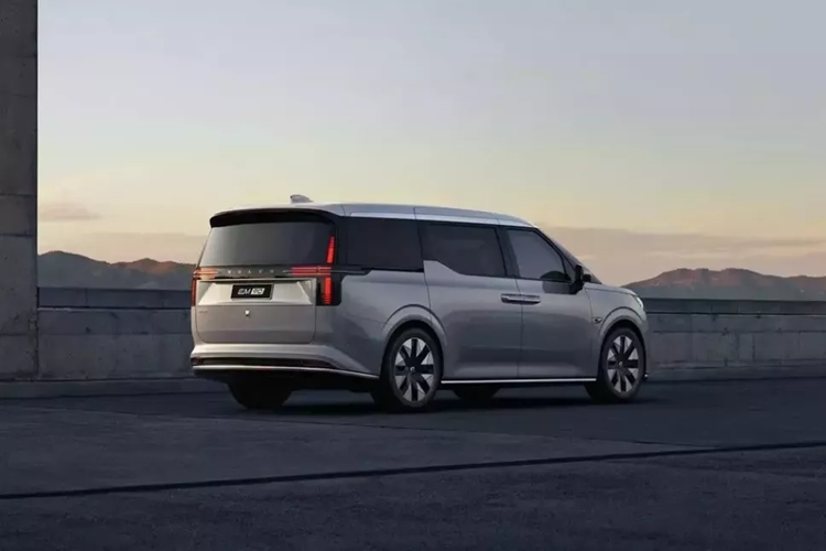 Tương tự Zeekr 009, Volvo EM90 cũng là MPV chạy hoàn toàn bằng điện. Được định vị trong phân khúc MPV cỡ lớn, tân binh nhà Volvo sở hữu kích thước dài x rộng x cao lần lượt là 5.206 x 2.024 x 1.859 mm và chiều dài cơ sở 3.205 mm. So với Zeekr 009, xe chỉ dài hơn 3 mm và cao hơn 8 mm.