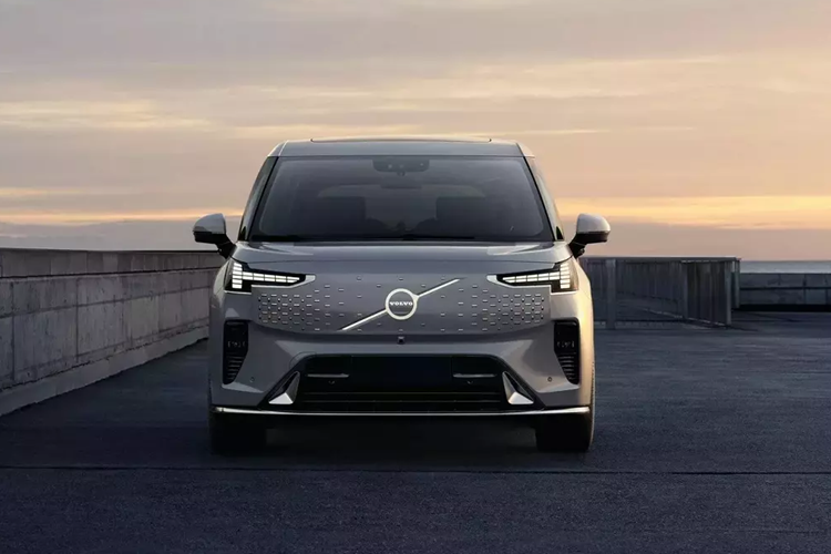 Trong khi đó, khu vực bên sườn của mẫu xe nhà Volvo lại gần như giống hệt Zeekr 009, trừ vành la-zăng. Tùy theo phiên bản, mẫu xe này sẽ dùng vành có đường kính 19 inch hoặc 20 inch.