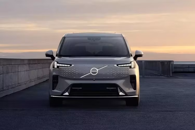 Trong khi đó, khu vực bên sườn của mẫu xe nhà Volvo lại gần như giống hệt Zeekr 009, trừ vành la-zăng. Tùy theo phiên bản, mẫu xe này sẽ dùng vành có đường kính 19 inch hoặc 20 inch.