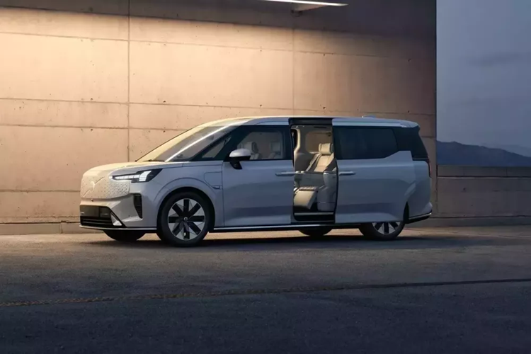 Tương tự đèn pha, đèn hậu của Volvo EM90 cũng có thiết kế hình búa Thor nằm ngang. Ngoài ra, xe còn có hàng loạt chi tiết mạ crôm như nẹp trên cản trước/sau, nẹp dưới cửa và nẹp tích hợp vào đèn hậu.