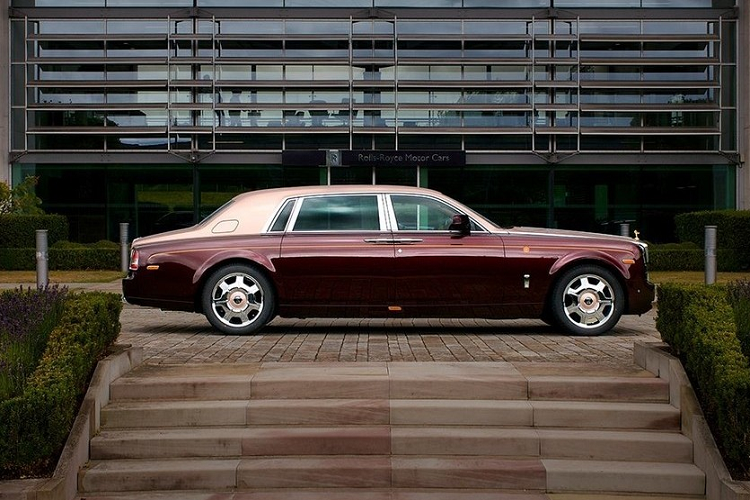 Việc 2 chiếc xe siêu sang Rolls-Royce "hàng thửa" của bị can này được ngân hàng BIDV và ngân hàng OCB mang ra đấu giá .Ở diễn biến mới nhất về Rolls-Royce Phantom Lửa thiêng, chiếc xe siêu sang này đã trải qua 5 lần đấu giá trong gần 1 năm qua nhưng kết quả chỉ có chung "bất thành".