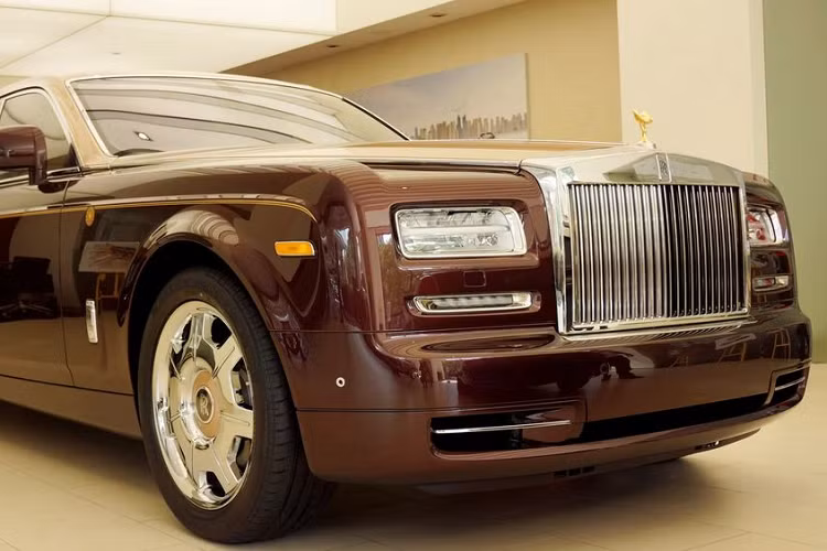 Như vậy, dù Rolls-Royce Phantom Sacred Fire giảm giá đến 8,62 tỷ đồng so với lần đấu giá đầu tiên, chiếc xe siêu sang Rolls-Royce Phantom Lửa thiêng độc nhất vô nhị trên thế giới dành cho ông Trịnh Văn Quyết vẫn không thể tìm thấy người tham dự ở lần đấu giá mới nhất này.