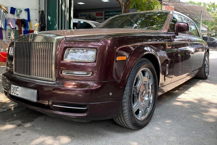 Trong đó, thông tin riêng của chúng tôi cho biết, buổi đấu giá lần thứ 5 của chiếc xe siêu sang Rolls-Royce Phantom Sacred Fire diễn ra vào ngày 17 tháng 2 vừa qua vẫn bất thành do không có cá nhân hay tổ chức nào chịu cọc số tiền 3,88 tỷ đồng, tương ứng 20% giá khởi điểm của xe.