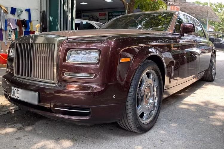 Trong đó, thông tin riêng của chúng tôi cho biết, buổi đấu giá lần thứ 5 của chiếc xe siêu sang Rolls-Royce Phantom Sacred Fire diễn ra vào ngày 17 tháng 2 vừa qua vẫn bất thành do không có cá nhân hay tổ chức nào chịu cọc số tiền 3,88 tỷ đồng, tương ứng 20% giá khởi điểm của xe.