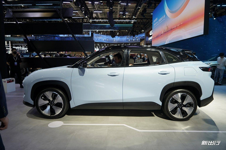 SUV điện Chery eQ7 2023 được phát triển dựa trên cơ sở gầm bệ hoàn toàn bằng nhôm của hãng Chery với kích thước cụ thể bao gồm chiều dài 4.675 mm, chiều rộng 1.910 mm, chiều cao 1.660 mm và chiều dài cơ sở 2.830 mm. Với kích thước này, Chery eQ7 được định vị trong phân khúc SUV thuần điện hạng trung.