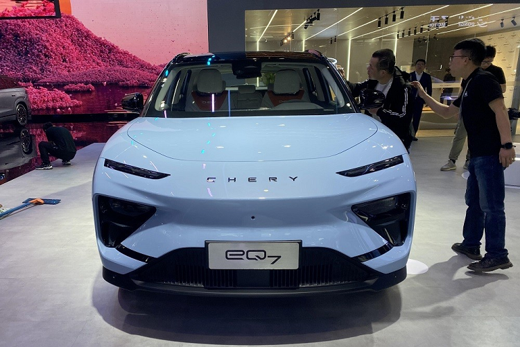 Bên cạnh đó là hệ thống đèn 2 tầng với dải đèn LED định vị ban ngày có thiết kế mỏng nằm ở phía trên. Ở giữa 2 dải đèn này là logo "Chery". Nằm bên dưới là cụm đèn pha LED được đặt trong hốc hình tam giác khá lớn. Thêm vào đó là hốc gió trung tâm hình thang rộng trên cản trước, tích hợp hộp chứa các radar phục vụ hệ thống trợ lái nâng cao ADAS.