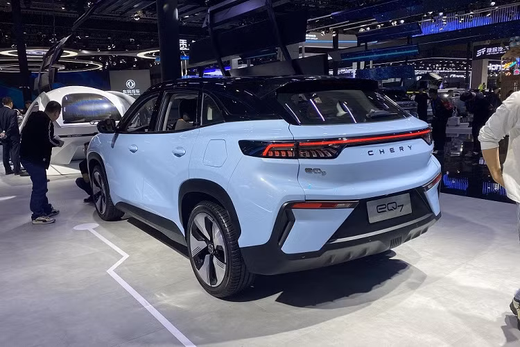 Theo kế hoạch, Chery eQ7 sẽ chính thức được bán ra tại thị trường Trung Quốc vào nửa cuối năm nay. Mức giá xe điện Chery eQ7 2023 dự kiến dao động trong khoảng từ 150.000 - 200.000 Nhân dân tệ (tương đương 512 - 683 triệu đồng).