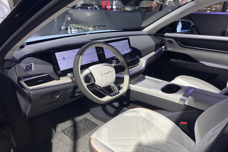 Ghế của mẫu ô tô điện Trung Quốc này được bọc da màu sáng và có những điểm nhấn màu cam. Trong khi đó, trên mặt táp-lô, tapi cửa và cụm điều khiển trung tâm đều có những nẹp trang trí bằng kim loại.