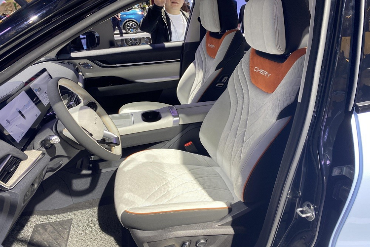 Nguồn cung cấp sức mạnh cho Chery eQ7 là 1 mô-tơ điện với công suất tối đa 155 kW (khoảng 210 mã lực), cho phép xe đạt vận tốc tối đa 180 km/h.