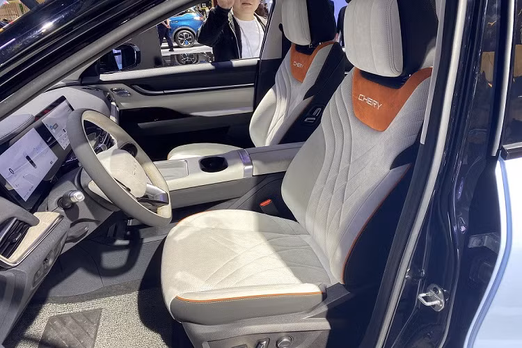 Nguồn cung cấp sức mạnh cho Chery eQ7 là 1 mô-tơ điện với công suất tối đa 155 kW (khoảng 210 mã lực), cho phép xe đạt vận tốc tối đa 180 km/h.