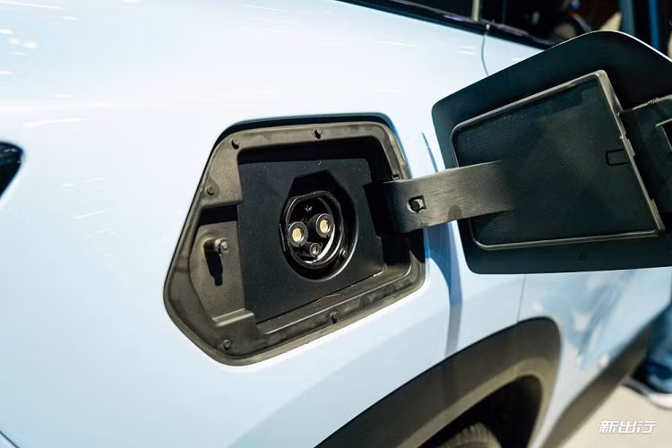 Ngoài ra, xe còn dùng cụm pin lithium-sắt-photphat (LFP) nhưng chưa rõ dung lượng khả dụng và quãng đường di chuyển.