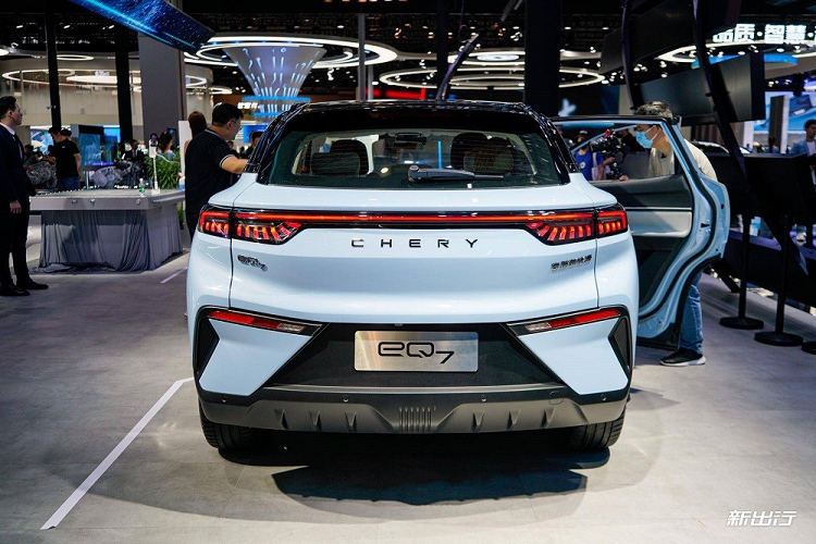 Bên trong eQ7, không gian nội thất được thiết kế theo phong cách đặc trưng của thương hiệu Chery đồng thời phối 2 tông màu tương phản. Mặt táp-lô của xe được thiết kế hình đôi cánh, đi kèm bảng đồng hồ kỹ thuật số nối liền với màn hình cảm ứng trung tâm. Hai màn hình này có vẻ cùng có kích thước 12,3 inch.