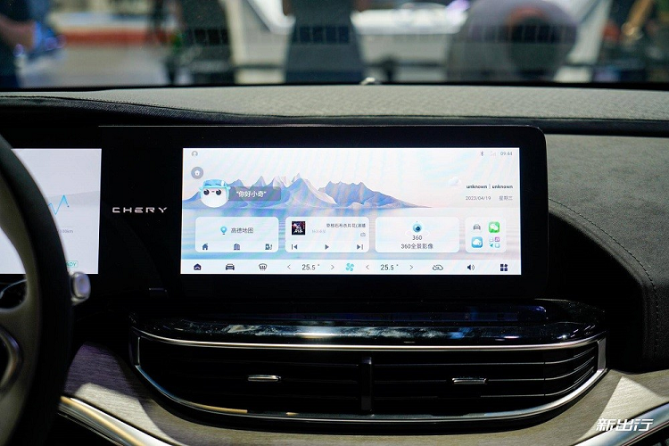 Có vẻ như cần số của xe được tích hợp vào phía sau vô lăng, tương tự phong cách của những mẫu ô tô Hyundai đời mới như Kona 2024. Bên dưới cụm điều khiển trung tâm còn có thêm ngăn chứa đồ và cổng USB.