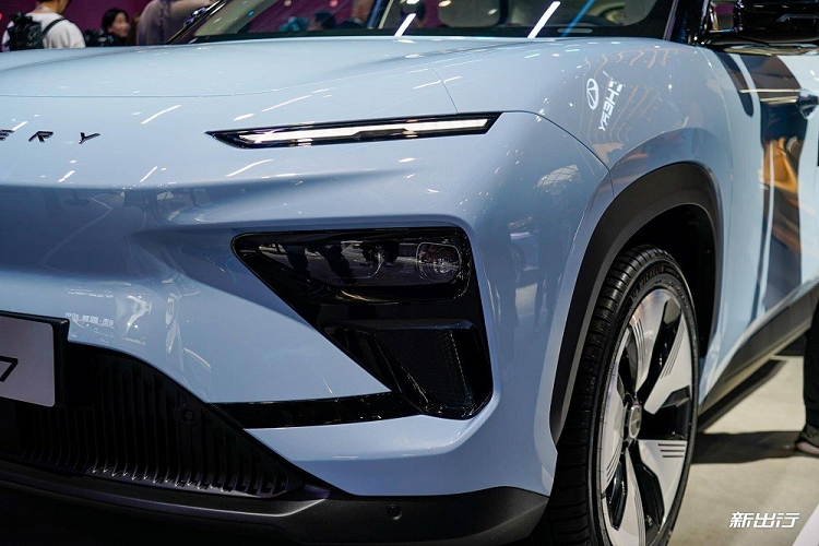 Đằng sau Chery eQ7 là cụm đèn hậu có thiết kế xuyên suốt, nằm vắt ngang đuôi xe, cánh gió mui màu đen bóng và 2 khe gió giả hình tam giác. Trên cản sau còn có dải đèn phản quang nối liền đèn phanh và đèn lùi cũng như bộ khuếch tán gió giả.