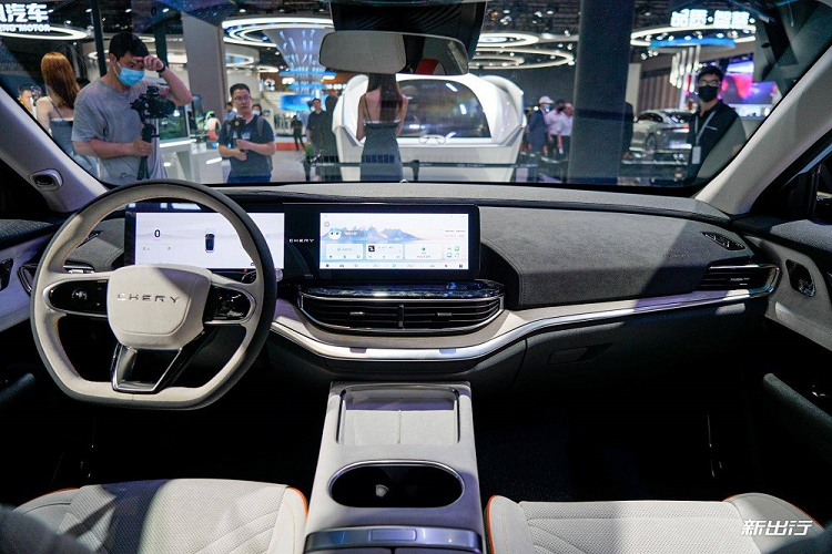 Bên cạnh đó là vô lăng vát đáy thể thao và cụm điều khiển trung tâm được thiết kế rất gọn gàng, chỉ đi kèm 2 sạc điện thoại không dây.