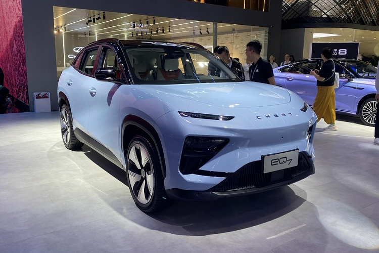 Ngoài ra, eQ7 còn được áp dụng ngôn ngữ thiết kế mới nhất của hãng Chery. Xe mang trên mình ngoại hình khá tối giản và theo phong cách tương tự những mẫu ô tô điện Trung Quốc như Nio hay XPeng. Trên đầu xe, Chery eQ7 đương nhiên không hề có lưới tản nhiệt.