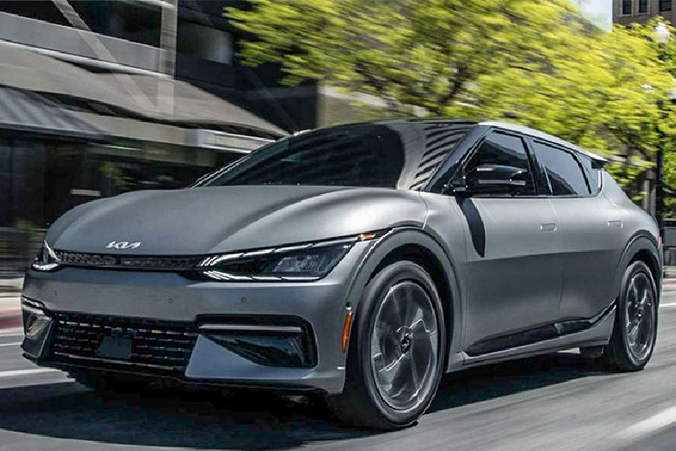 Mức giá xe Kia EV6 Light Long Range cũng cạnh tranh so với các đối thủ cùng phân khúc. Phiên bản này rẻ hơn 40 USD (980.000 đồng) so với Tesla Model 3 Long Range (giá 45.990 USD – tương đương 1,13 tỷ đồng) và đắt hơn 250 USD (6 triệu đồng) so với Hyundai Ioniq 5 SE 2024 (45.700 USD – khoảng 1,12 tỷ đồng).