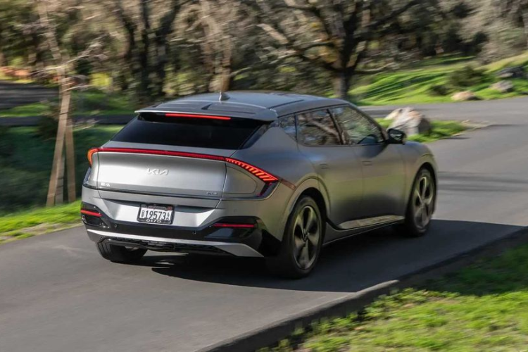 Với tùy chọn hệ dẫn động bốn bánh, Kia EV6 Light Long Range có giá bán niêm yết là 49.850 USD (1,22 tỷ VNĐ), đắt hơn 3.900 USD (95 triệu VNĐ) so với phiên bản dẫn động cầu sau. Tuy nhiên, phiên bản này vẫn có giá bán phải chăng hơn rất nhiều nếu so với EV6 Wind e-AWD có giá lên tới 52.600 USD (1,29 tỷ VNĐ).