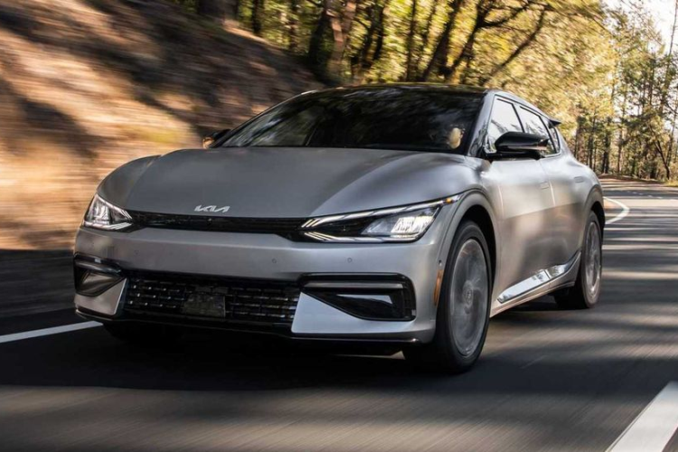 Kia EV6 Light Long Range chạy điện được trang bị cụm pin 77,4 kWh giống như phiên bản Wind, kết hợp với tùy hệ dẫn động cầu sau hoặc bốn bánh. Trong khi đó, Kia EV6 Light chỉ được trang bị gói pin 58 kWh nhỏ hơn.