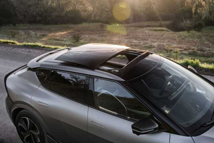 Phiên bản tiêu chuẩn của mẫu xe điện Kia EV6 Light 2024 có quãng đường di chuyển tối đa ước tính khoảng 374 km trong khi cấu hình EV6 Wind RWD được đánh giá ở mức 500 km. Về lý thuyết, phiên bản EV6 Light Long Range RWD mới cũng sẽ có quãng đường di chuyển ngang ngửa bản Wind, mặc dù Kia chưa xác nhận thông tin này.