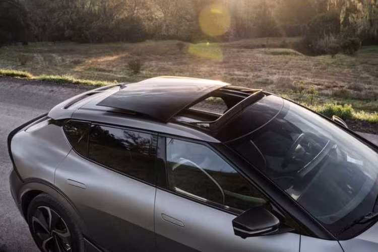 Phiên bản tiêu chuẩn của mẫu xe điện Kia EV6 Light 2024 có quãng đường di chuyển tối đa ước tính khoảng 374 km trong khi cấu hình EV6 Wind RWD được đánh giá ở mức 500 km. Về lý thuyết, phiên bản EV6 Light Long Range RWD mới cũng sẽ có quãng đường di chuyển ngang ngửa bản Wind, mặc dù Kia chưa xác nhận thông tin này.