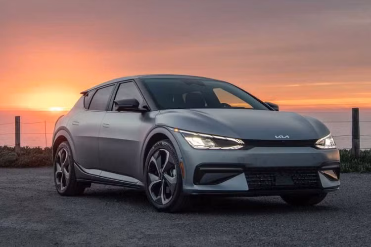 Phiên bản Kia EV6 Light Long Range 2024 mới có giá bán khởi điểm từ 45.950 USD (khoảng 1,1 tỷ đồng), rẻ hơn 2.750 USD (67 triệu đồng) so với EV6 Wind (giá khởi điểm 48.700 USD – tương đương gần 1,2 tỷ đồng) nhưng cao hơn 3.350 USD (82 triệu đồng) so với phiên bản EV6 Light tiêu chuẩn, có giá từ 42.600 USD (khoảng 1,04 tỷ đồng).