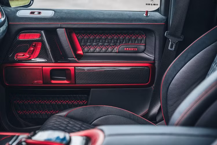 Ngoại hình hầm hố với hàng loạt các đồ chơi mới được bổ sung như nắp capô có 2 khe thoát khí cỡ lớn, các hốc gió trước đầu xe được mở rộng và thêm dải LED, vòm bánh xe mở rộng và gia cố bằng carbon, ống xả thể thao được Brabus thiết kế riêng cho sức mạnh 887 con ngựa của xe, phía sau có cánh gió mui khổng lồ và quan trọng nhất là bánh xe kích thước khủng 24 inch, thiết kế cá tính.