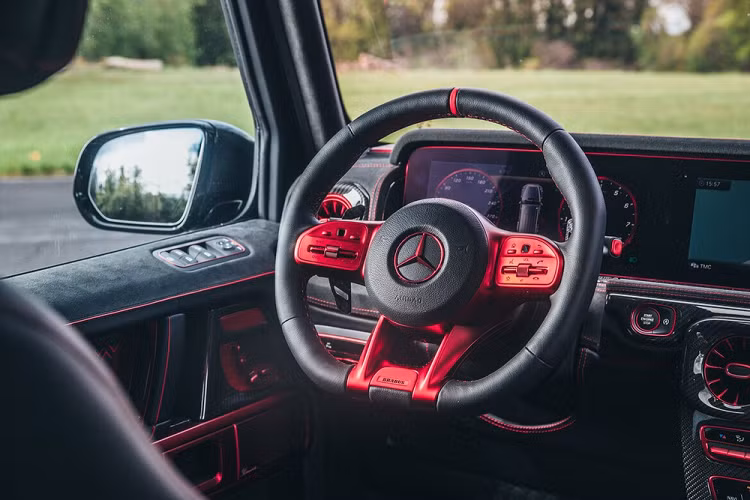 Ngoài ra, khách cũng có thể yêu cầu hãng độ Đức bổ sung cho khoang lái Brabus 900 Rocket Edition carbon màu đỏ. Điều làm nên sự hấp dẫn của Brabus 900 Rocket Edition không chỉ có việc xe được độ từ trong ra ngoài mà còn có nâng cấp động cơ lên công suất cực khủng, cụ thể ở đây là 900 ps, đúng với tên gọi của xe.