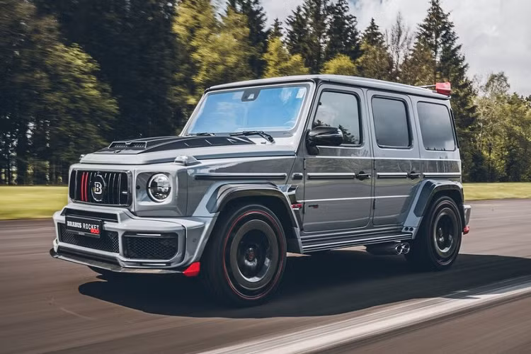 Trong cách đặt tên này có thể thấy hãng độ Đức muốn ám chỉ chiếc xe của mạnh nhanh và mạnh như quả tên lửa (Rocket), còn số 900 rõ ràng ám chỉ công suất tối đa và Edition có thể được hiểu là bản giới hạn, không dành cho nhiều người.