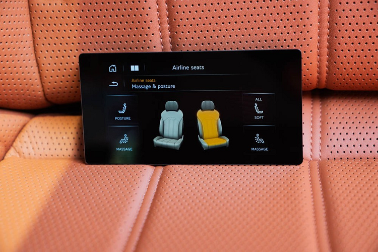 Về trang bị an toàn, Bentayga EWB là mẫu Bentley đầu tiên được trang bị tính năng đánh lái 4 bánh Electronic All Wheel Steering, giúp bán kính quay đầu giảm 7%, đạt mức 11,8 m. 