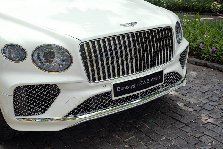 Về thiết kế, tổng thể của bản EWB có nhiều nét tương đồng với bản tiêu chuẩn. Tuy nhiên xe cũng có một số thay đổi như cửa sau dài hơn. Bentley EWB được bổ sung lưới tản nhiệt với những nan dọc giống mẫu Flying Spur. Xe được cung cấp bộ la-zăng 22 inch sáng bóng như gương. 