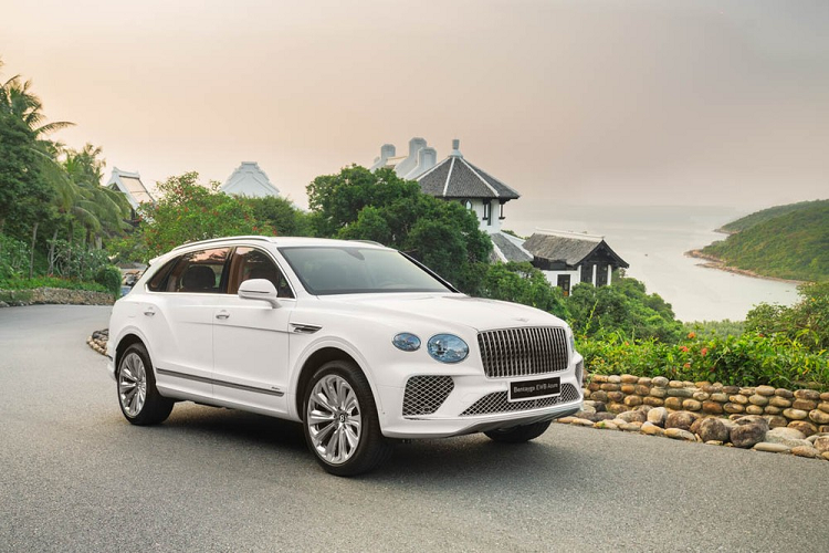 So với Bentley Bentayga bản tiêu chuẩn thì Bentley Bentayga 2023 bản EWB có trục cơ sở được kéo dài thêm 180 mm lên 3.175 mm, nâng chiều dài tổng thể đạt 5.322 mm. Việc gia tăng chiều dài mang lại cho bản Bentayga EWB một không gian nội thất rộng rãi hơn bất kỳ một mẫu xe đối thủ hạng sang nào.