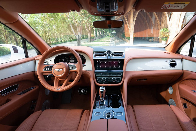 Là mẫu xe siêu sang, khoang cabin của Bentley Bentayga EWB tràn ngập da, gỗ cao cấp. Không gian nội thất của xe có thể được cá nhân hóa với hơn 24 tỷ tổ hợp tùy chọn khác nhau, giúp khách hàng dễ dàng thể hiện mong muốn của bản thân. 