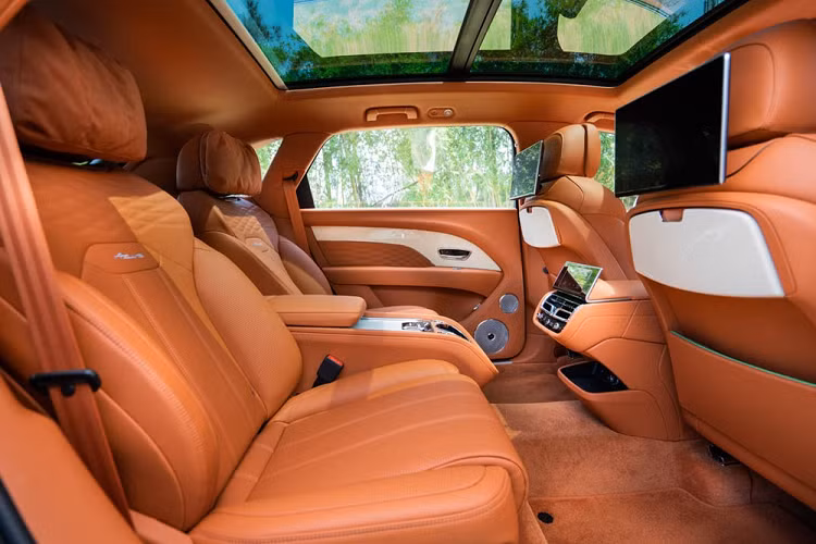 Cung cấp sức mạnh cho Bentayga EWB 2023 là khối động cơ V8 tăng áp kép dung tích 4 lít, công suất 542 mã lực và mô-men xoắn cực đại 770 Nm. Đi cùng động cơ là hộp số 8 cấp tự động, khả năng tăng tốc 0-100 km/h trong 4,6 giây, tốc độ tối đa 290 km/h.